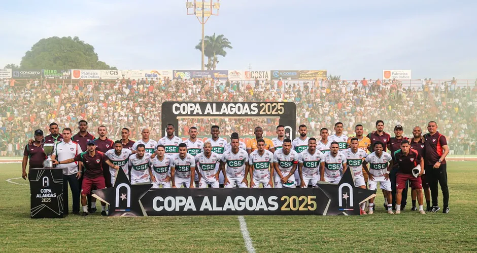 Elenco do CSE reunido antes do título da Copa Alagoas. Ailton Cruz