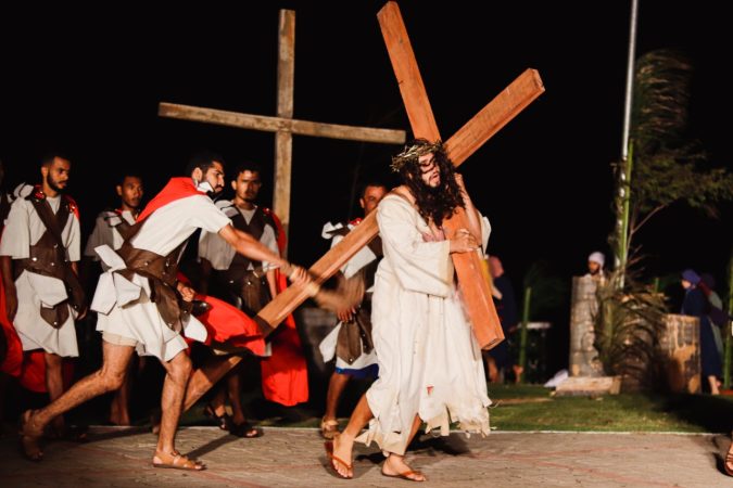 Encenação da Paixão de Cristo atrai milhares na Se