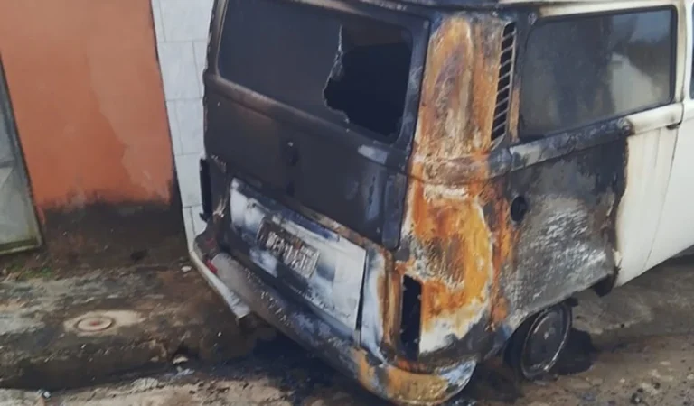 Kombi pega fogo na madrugada em Palmeira dos Índio